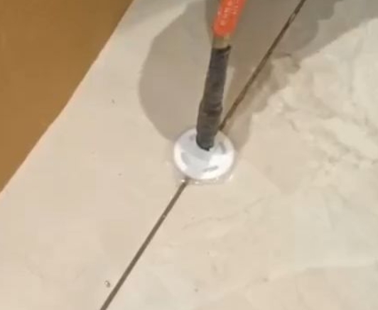 石景山瓷砖空鼓维修公司专业解答瓷砖在铺贴过程中，如果没有涂抹均匀到位的粘结材料（如水泥砂浆或瓷砖胶），可能会导致以下问题